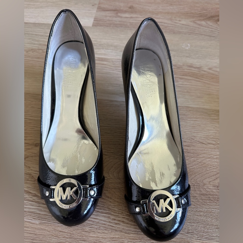 MICHAEL KORS logo heels